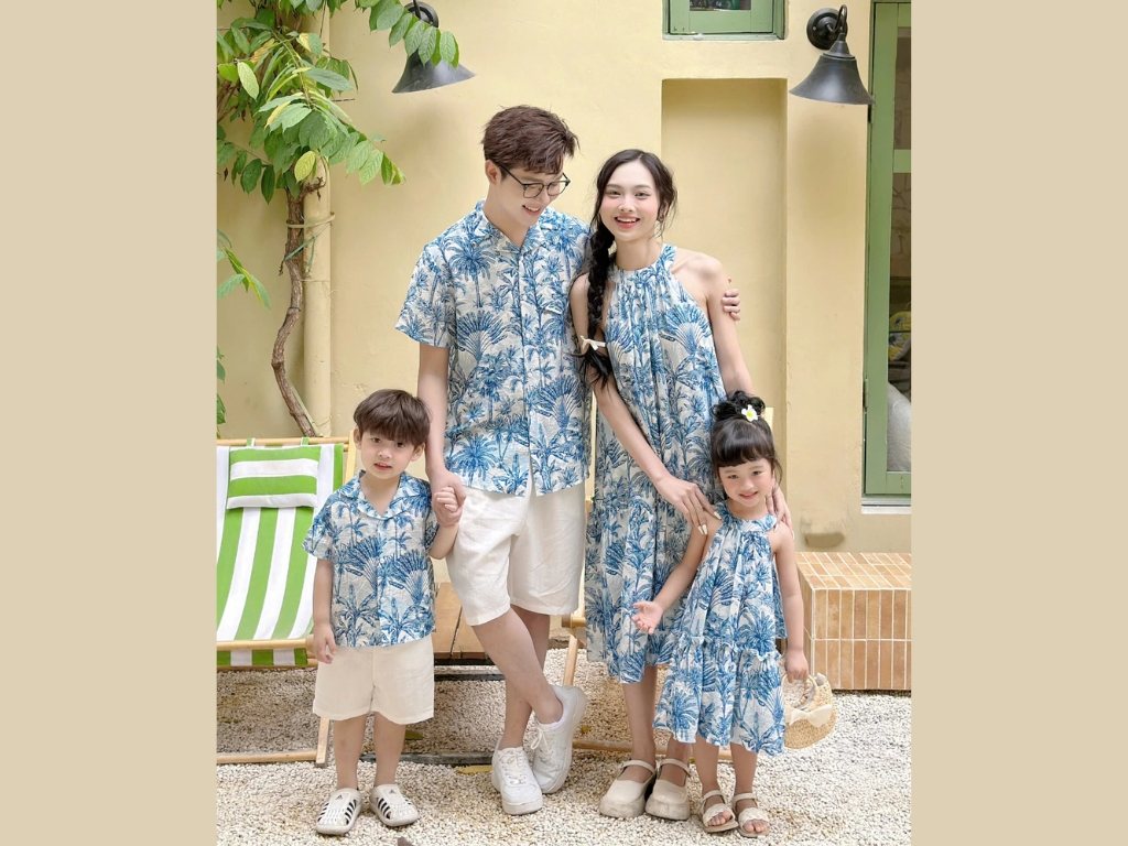 Đồ cặp gia đình 4 người chỉ đề biển cả gợi lên không khí tươi mát và rộn ràng