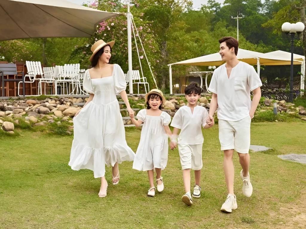 Bạn nên chọn gam màu trung tính cho đồ cặp gia đình 4 người