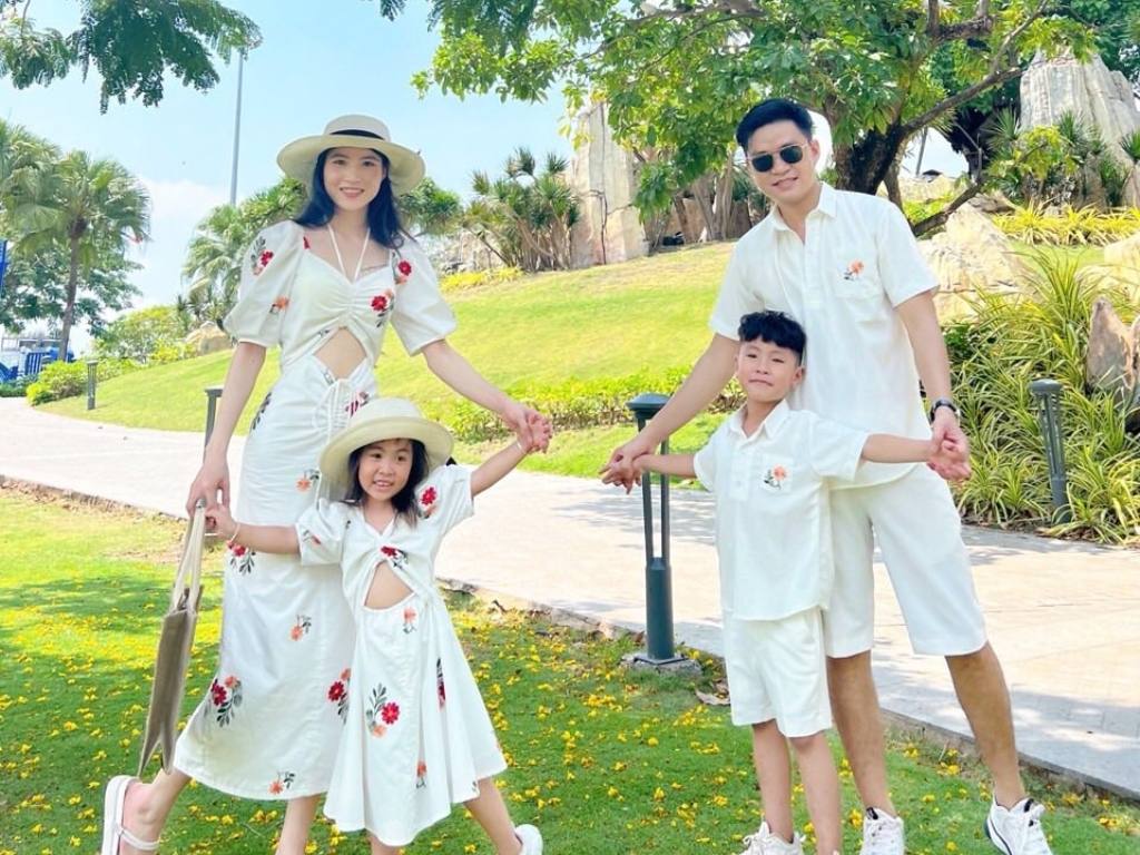 Đồ cặp gia đình 4 người giúp bức ảnh chụp chung thêm phần ý nghĩa