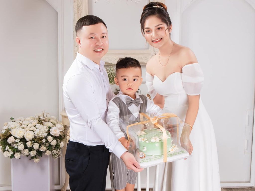 Những chiếc áo đôi gia đình 3 người như một lời tuyên ngôn thầm lặng về yêu thương