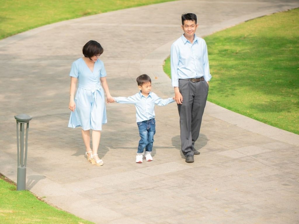 Một xu hướng rất được yêu thích là những bộ áo đôi gia đình 3 người