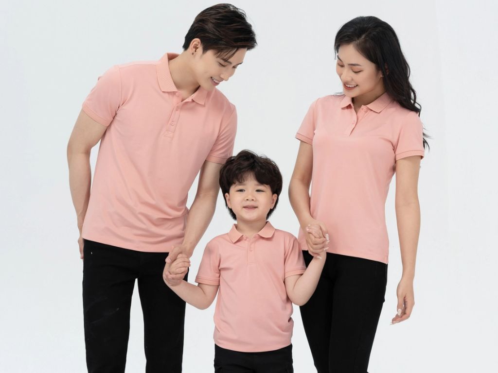 Áo đôi gia đình 3 người kiểu là sự lịch sự, đứng dáng