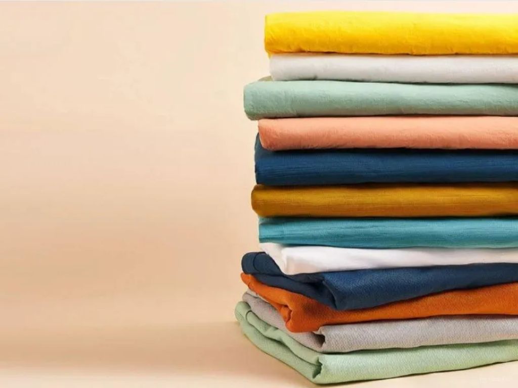 Áo thun form oversize thường sử dụng vải cotton dày dặn