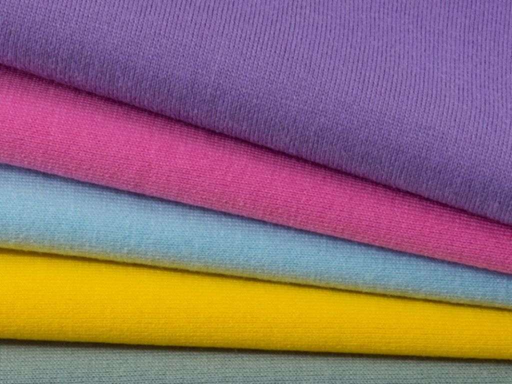 Bạn hãy chọn các loại vải có khả năng thấm hút mồ hôi tốt