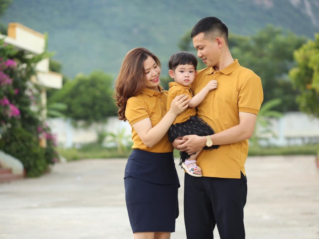Xu hướng diện các bộ quần áo đẹp đồng điệu cho cả gia đình