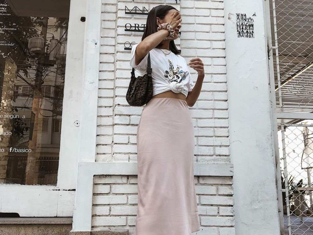 Những món đồ nhỏ như túi sách tạo nên những bộ quần áo chất