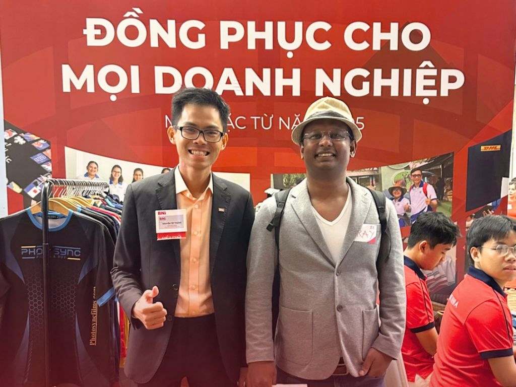 Nhất Khoa luôn được khách hàng tin tưởng khi thiết kế áo thun có cổ online