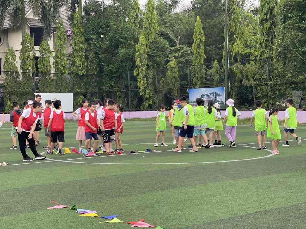 Mỗi đường nét, màu sắc trên chiếc áo đều phản ánh gu thẩm mỹ