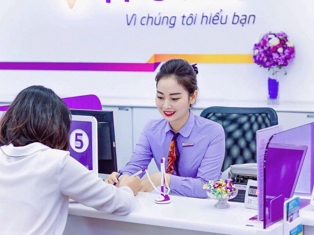 Đồng phục có form dáng đẹp, vừa vặn giúp nhân viên tự tin hơn trong công việc