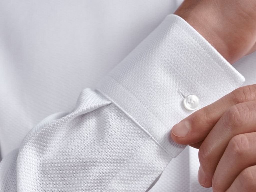 Bạn nên chọn loại vải thoáng mát, ít nhăn khi may đồng phục công sở Hà Nội