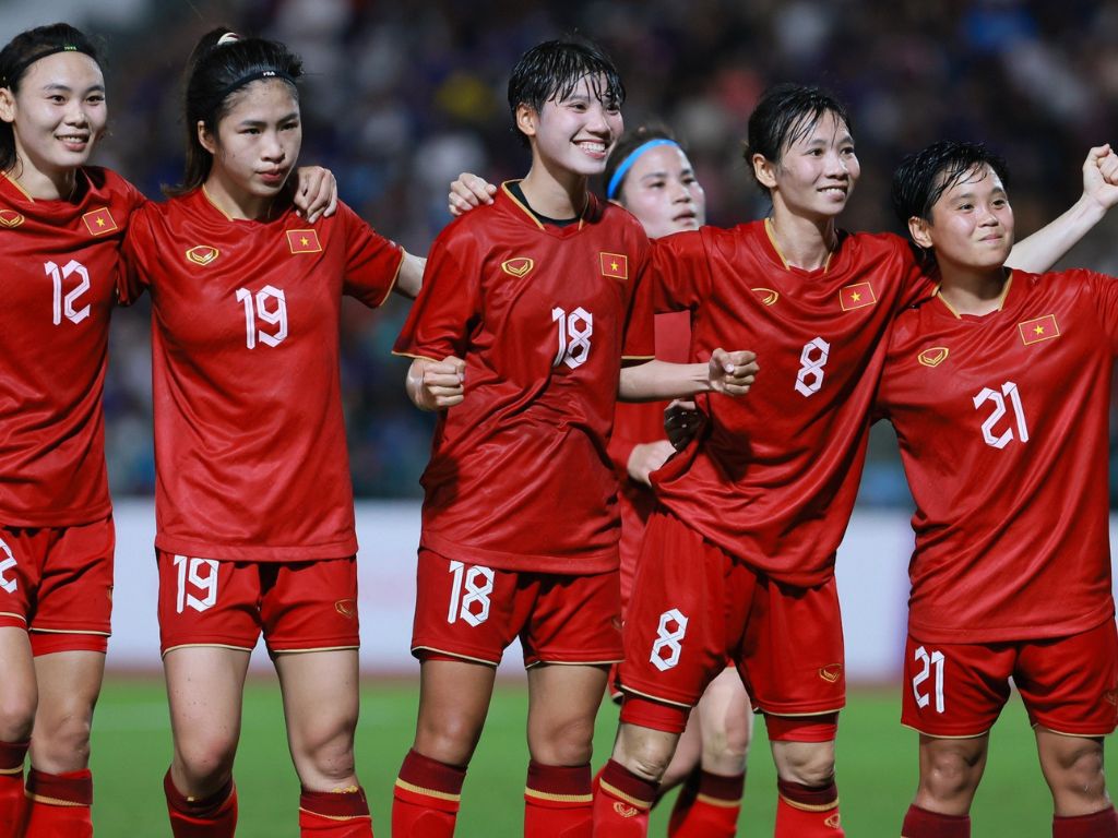 Áo thường màu đỏ có số màu trắng