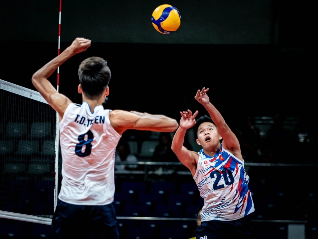 Bạn nên chọn mua áo bóng chuyền nam có form dáng vừa vặn với cơ thể