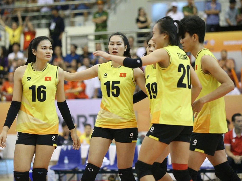 Mẫu áo bóng chuyền phối màu tương phản tạo nên hiệu ứng thị giác mạnh mẽ