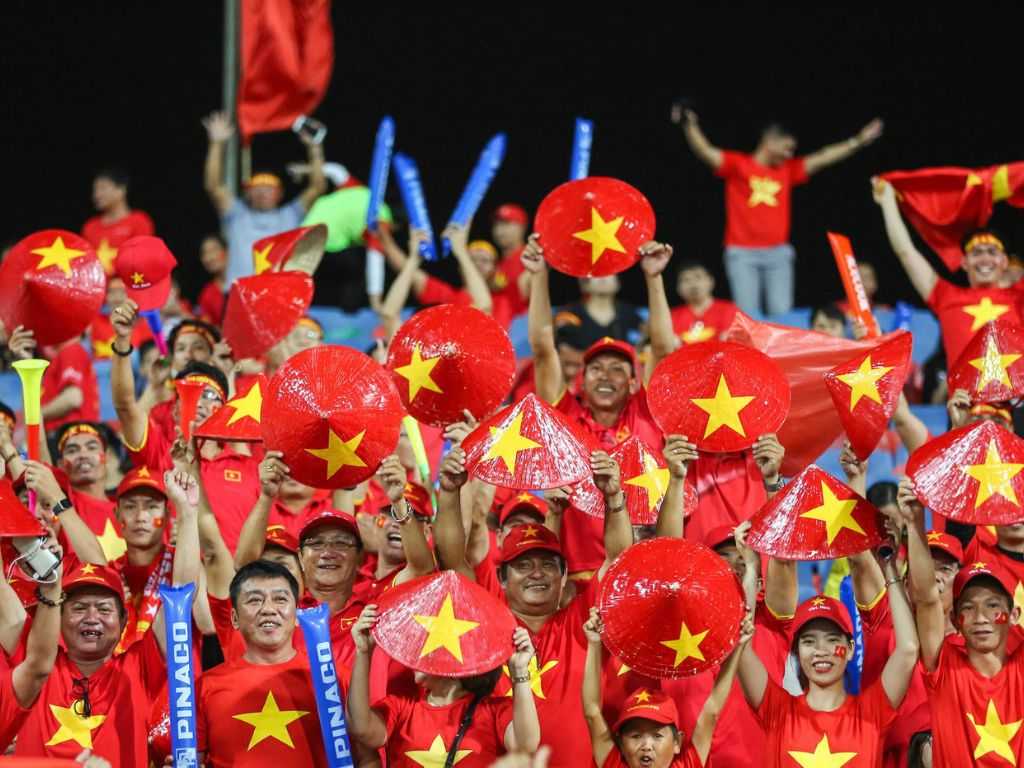 Nón lá được in lá cờ Việt Nam