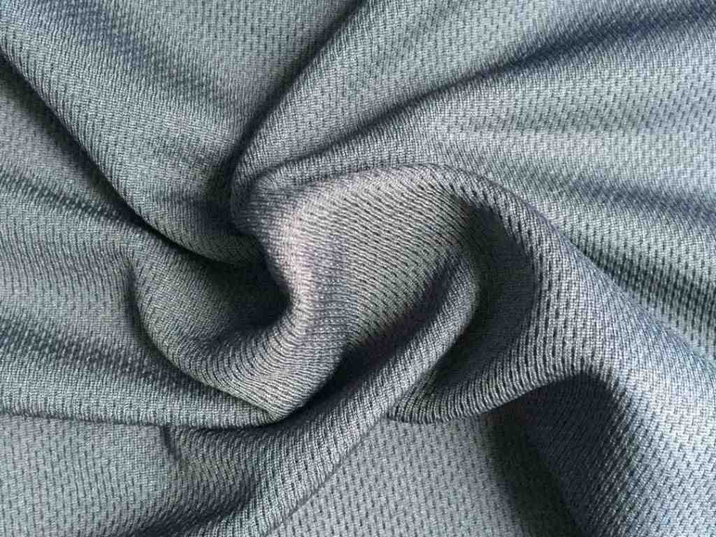 Bạn nên ưu tiên sử dụng chất liệu vải có thoáng mát như thun mè