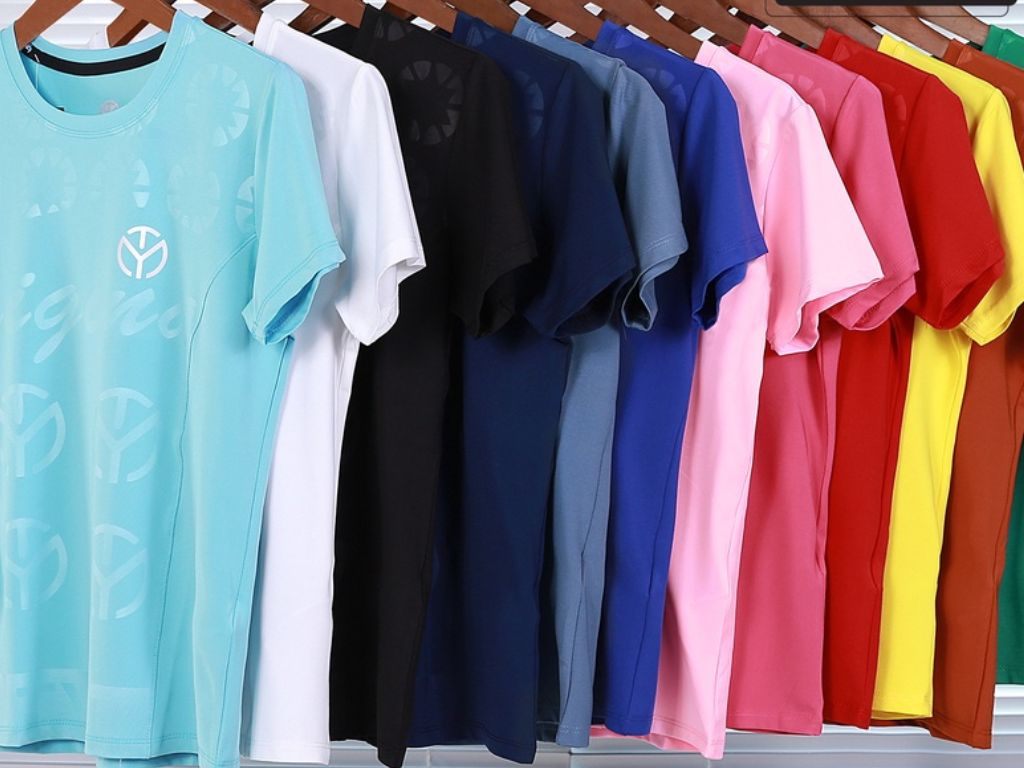 Kiểu áo thun trơn basic là một lựa chọn cho áo thể thao không logo đẹp