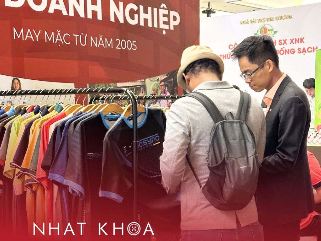 Nhất Khoa tư vấn giúp bạn chọn áo bóng đá dài tay không logo đẹp