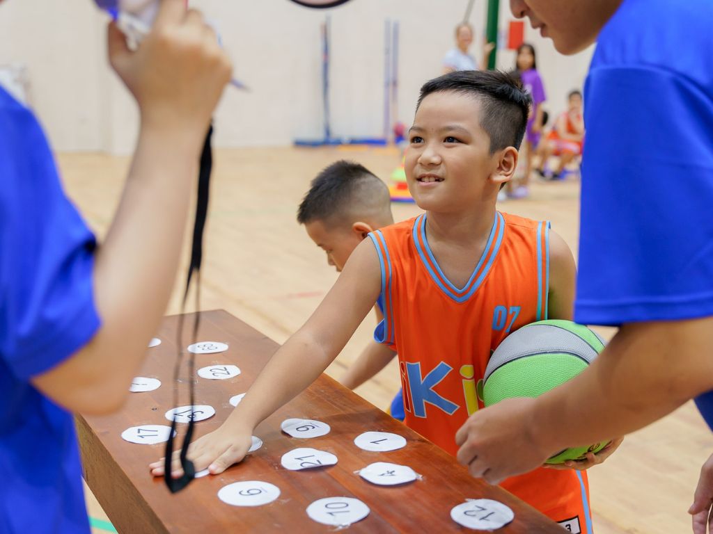 Chiếc áo bóng đá không logo lúc này trở thành biểu tượng của sự đoàn kết