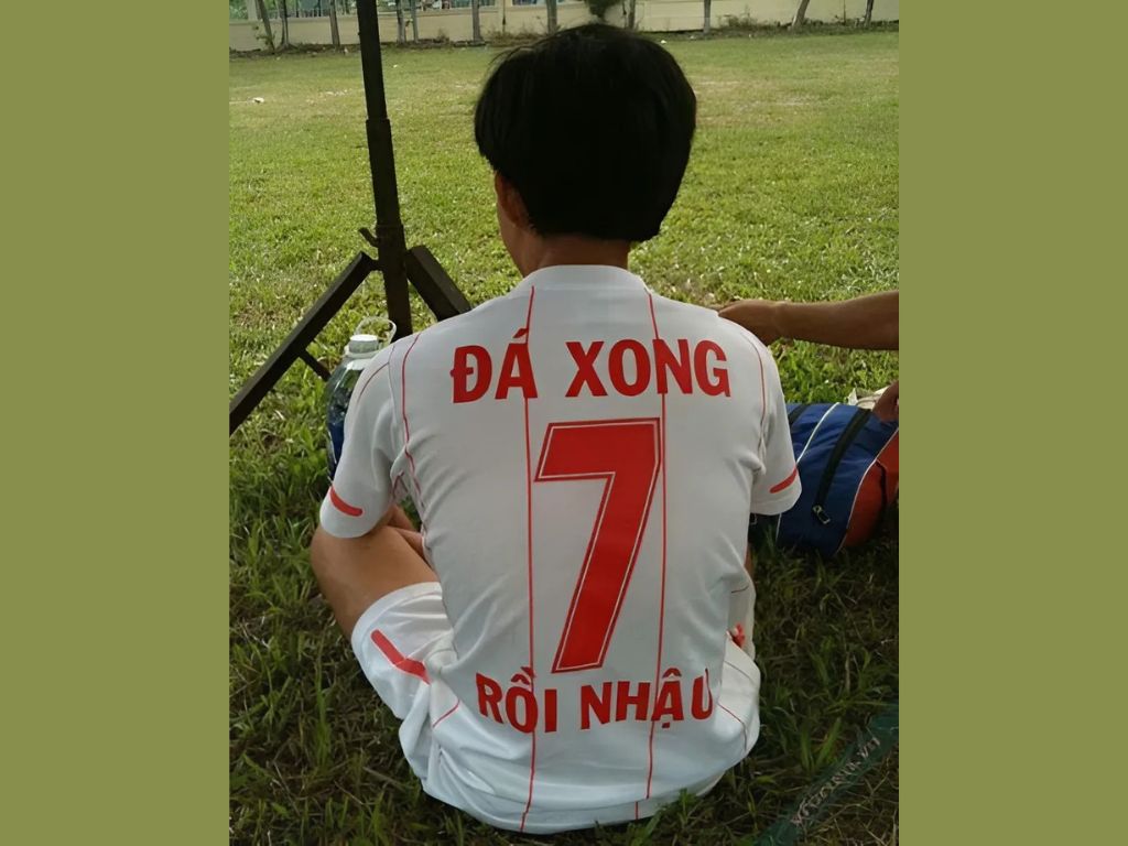 Việc chọn những tên áo bóng đá hài hước tạo không khí vui vẻ cho trận đấu