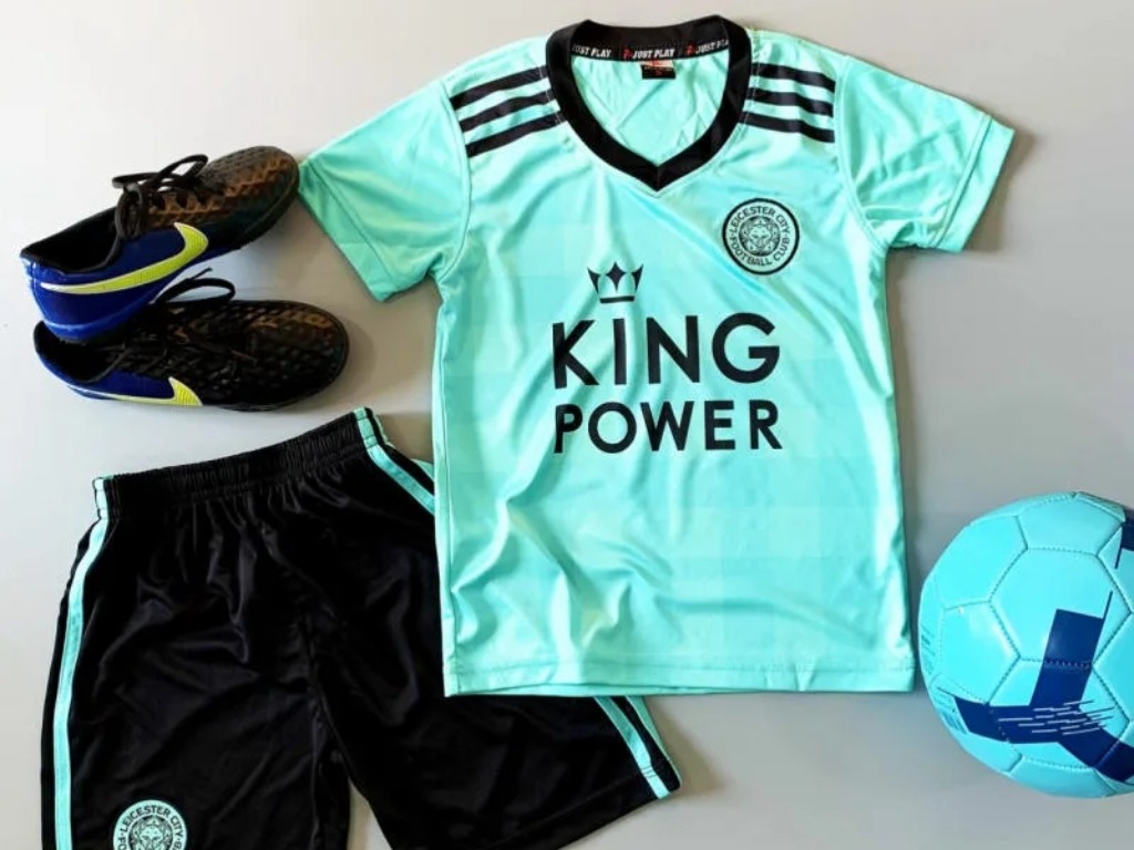 Bạn có thể sử dụng từ ngữ tiếng Anh khi muốn đặt tên áo đá bóng sao cho ngầu