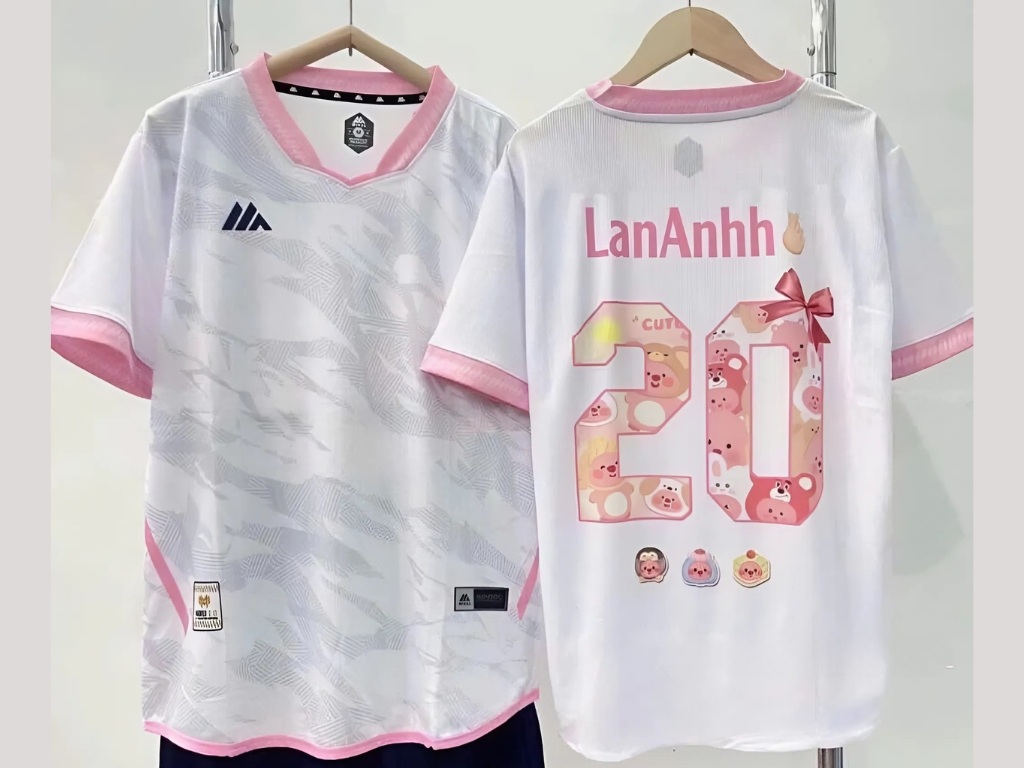 Bạn có thể kết hợp tên riêng với con số đặc biệt để tạo điểm nhấn cho áo đá banh nữ