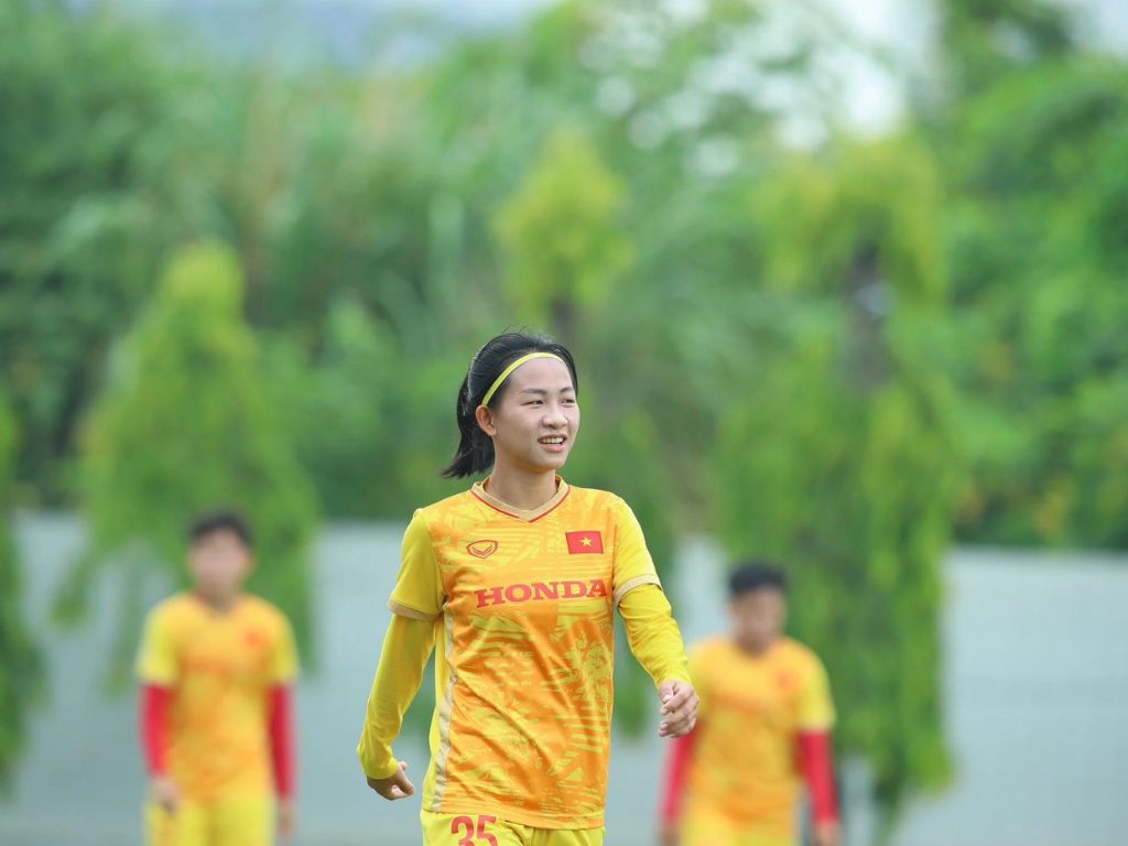 Phần tay áo kéo dài giúp che chắn làn da khỏi những va chạm