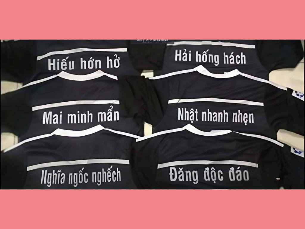 Mặc lên mình chiếc áo bóng đá hài hước giúp tạo được sự thiện cảm