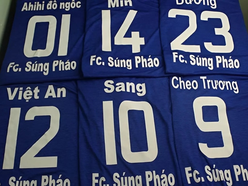 Việc sở hữu mẫu áo bóng đá hài hước là cách để đội bạn tạo dấu ấn riêng biệt