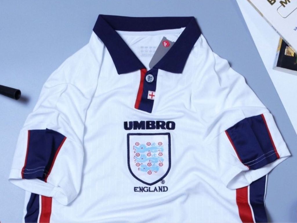 Một chiếc áo bóng đá có cổ thường tạo ấn tượng về sự lịch sự