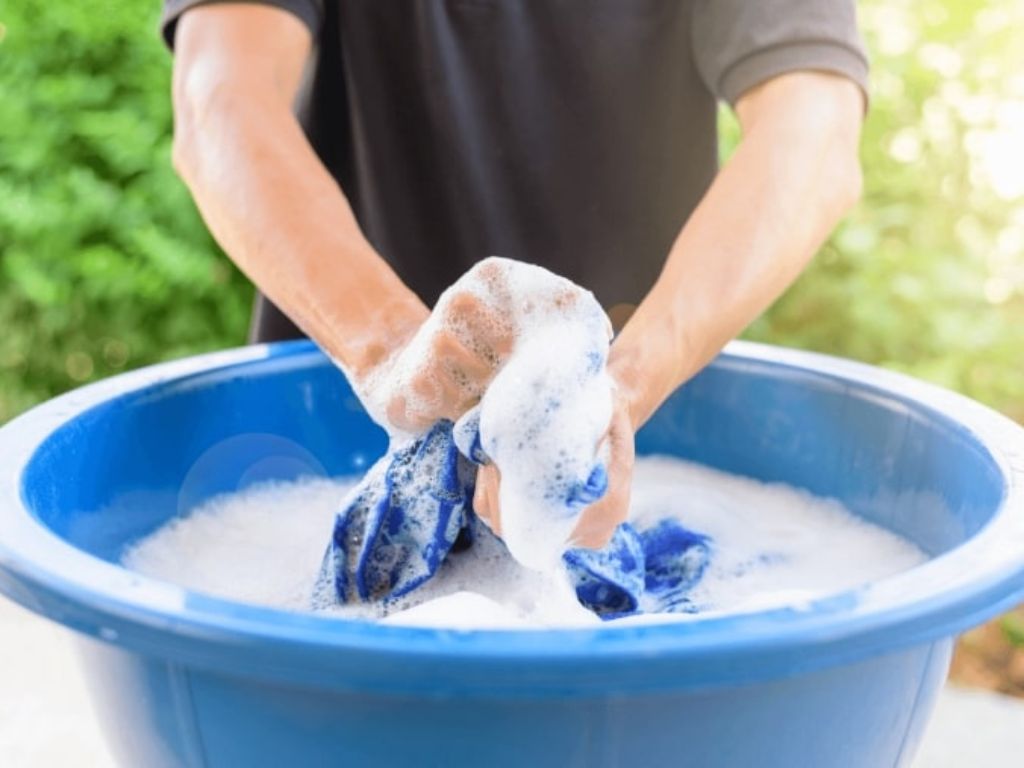 Bạn nên chọn nước tẩy rửa nhẹ nhàn cho áo bóng đá màu trắng