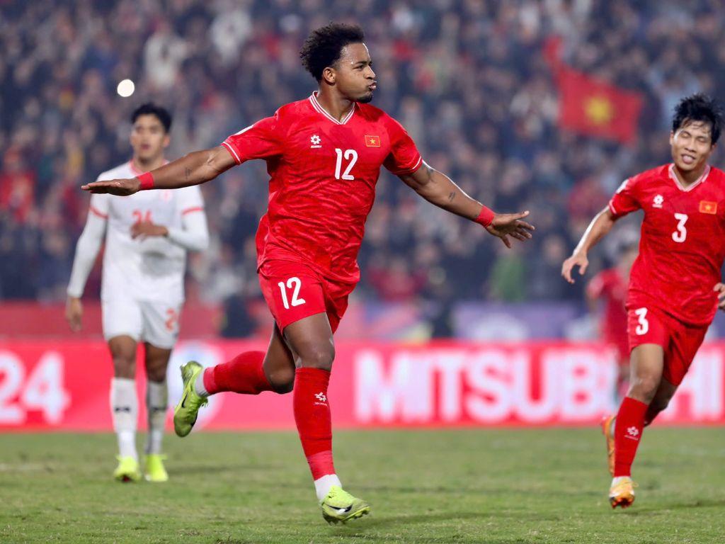 Các yếu tố như logo áo thi đấu tuyển Việt Nam được in trên áo