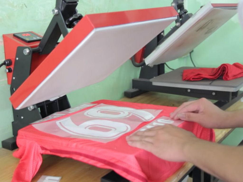 In decal thường được dùng để inn logo trên áo thi đấu tuyển Việt Nam