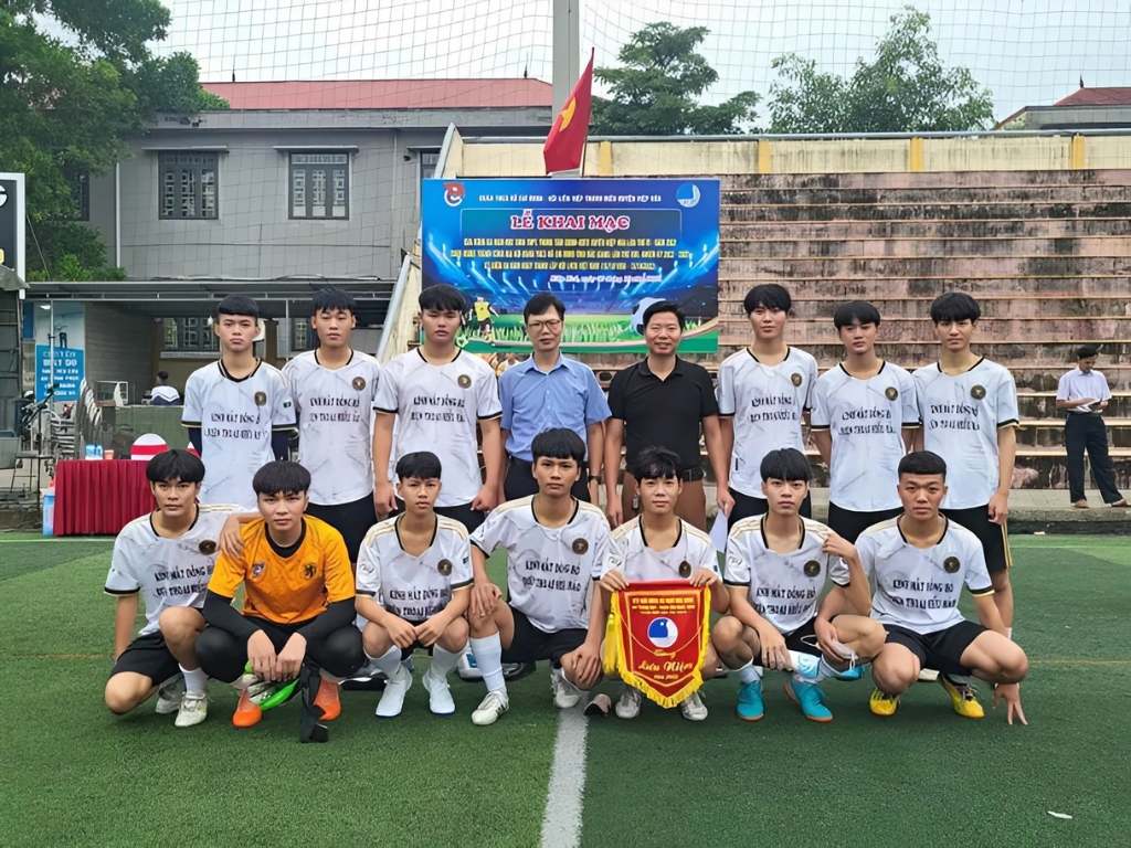 Cả đội mặc chiếc áo bóng đá có in tên thống nhất giúp tạo hình ảnh chuyên nghiệp