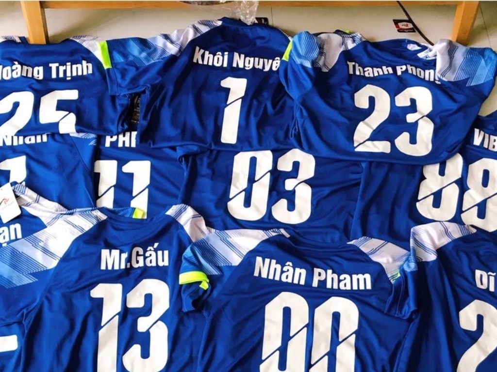 Bạn có thể in tên riêng và số áo mong muốn khi mua áo bóng đá in tên
