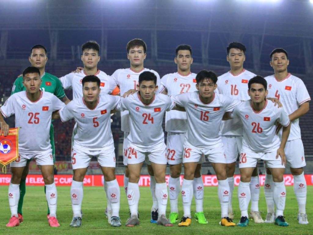 Áo đấu sân khách có màu trắng in logo Việt Nam