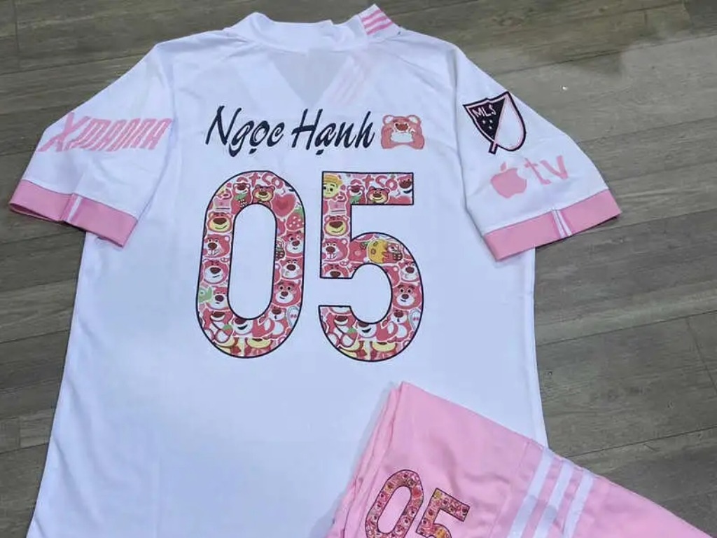 Áo bóng đá có thiết kế phức tạp sẽ làm tăng chi phí đặt in áo bóng đá