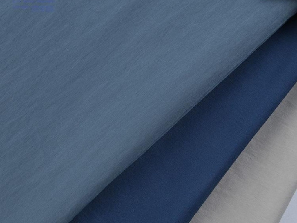 Vải dù có ưu điểm nhẹ, nhanh khô thích hợp để làm may áo khoác đội tuyển