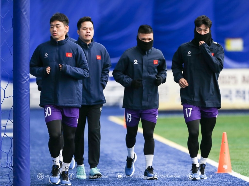 Áo khoác nỉ là mẫu ao khoac doi tuyen dành riêng cho mùa lạnh, giúp giữ ấm hiệu quả