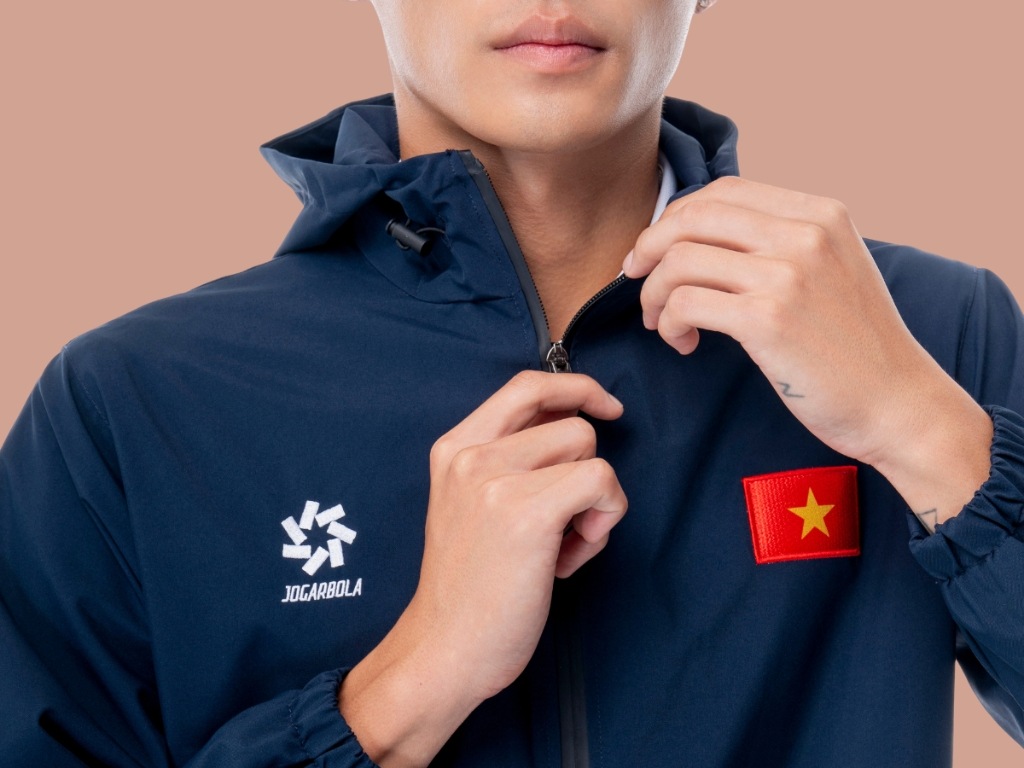 Khóa kéo của áo khoác thể thao cần hoạt động trơn tru và mượt mà