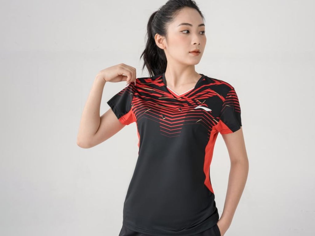 Hãy ưu tiên những chiếc áo có chi tiết ở phần vai hoặc cổ để tạo sự cân đối cho bạn