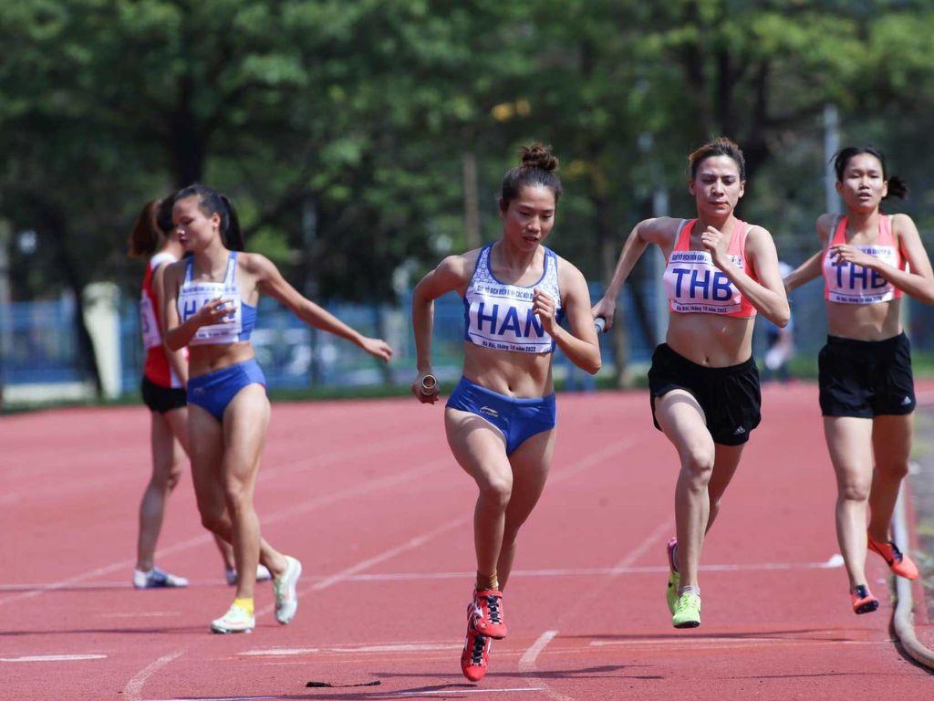 Hãy chọn một đôi giày có phong cách và màu sắc phù hợp với set đồ