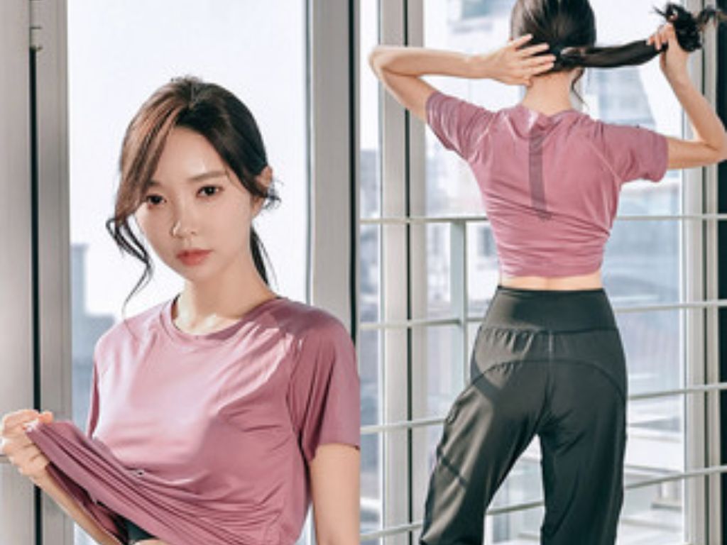 Set đồ thể thao nữ bao gồm áo croptop và quần jogger