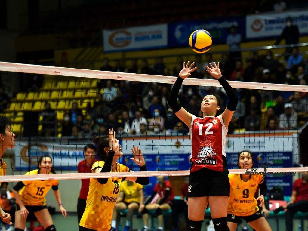 Quần áo thể thao nữ với chất liệu co giãn tốt giúp bạn thoải mái