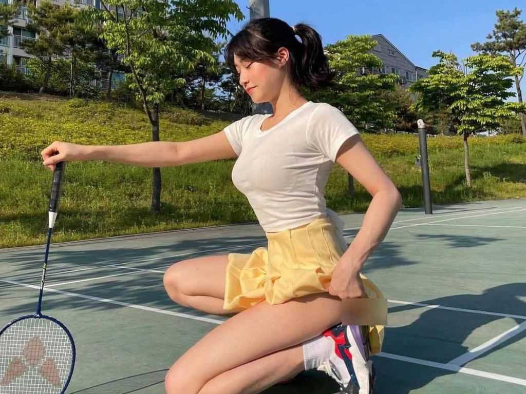 Kiểu áo thun thể thao nữ cổ tròn basic luôn là lựa chọn quen thuộc