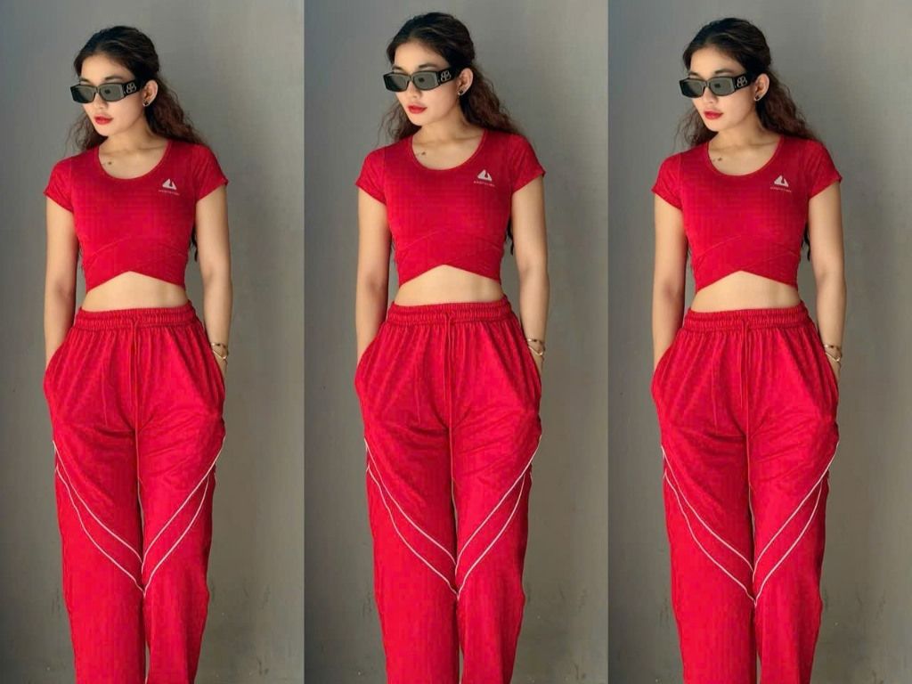 Một bộ đồ thể thao nữ với quần jogger