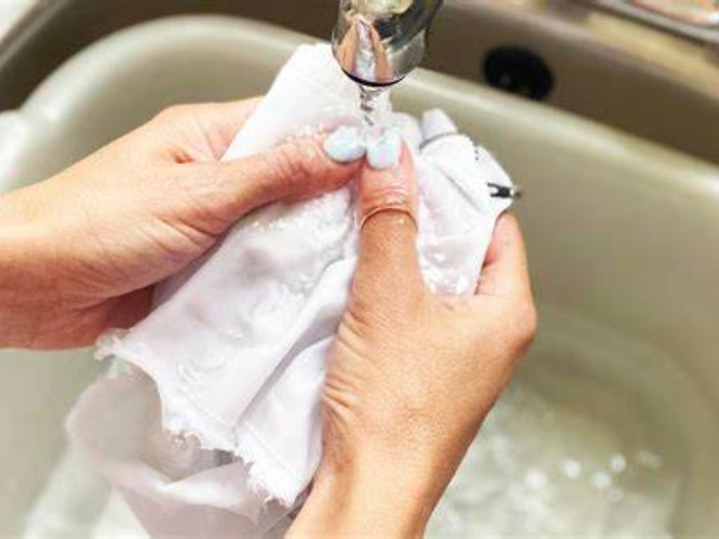 Bạn hãy giặt ngay sau mỗi lần sử dụng để tránh mùi khó chịu