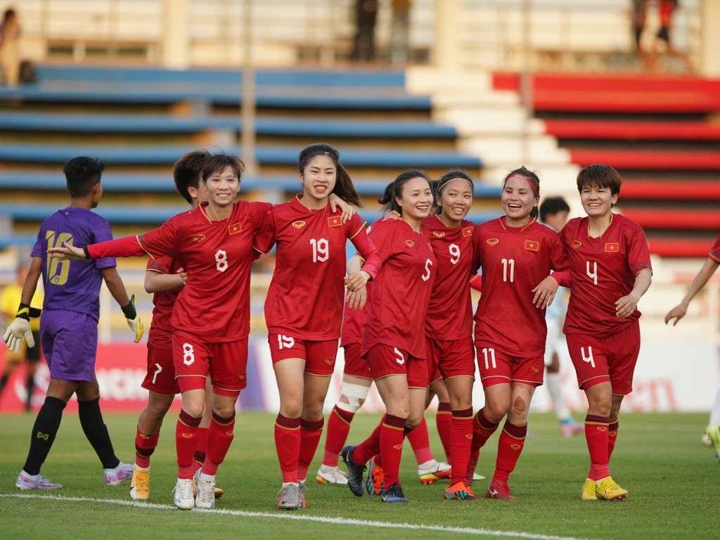 Một chiếc quần bóng đá tốt, với thiết kế phù hợp và chất liệu co giãn