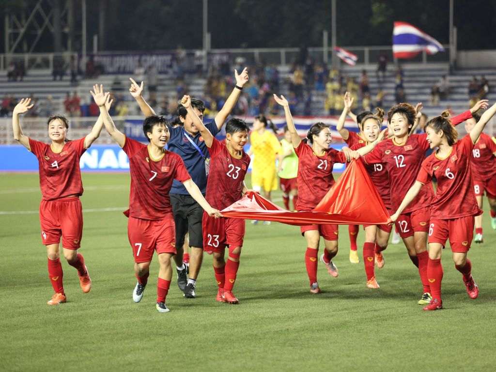 Độ dài tiêu chuẩn của tất bóng đá là phải trùm qua được bọc ống đồng