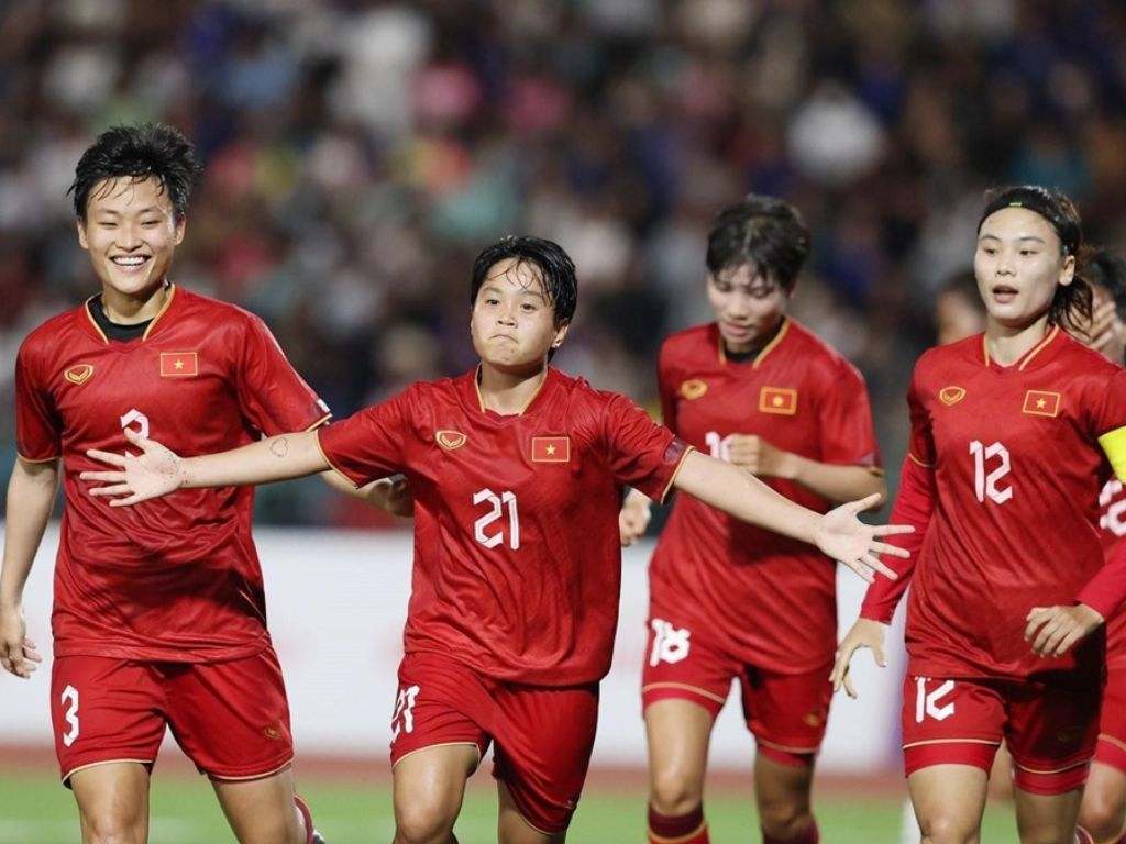 Áo trong bộ quần áo bóng đá nữ thường được thiết kế với đường cắt eo tinh tế