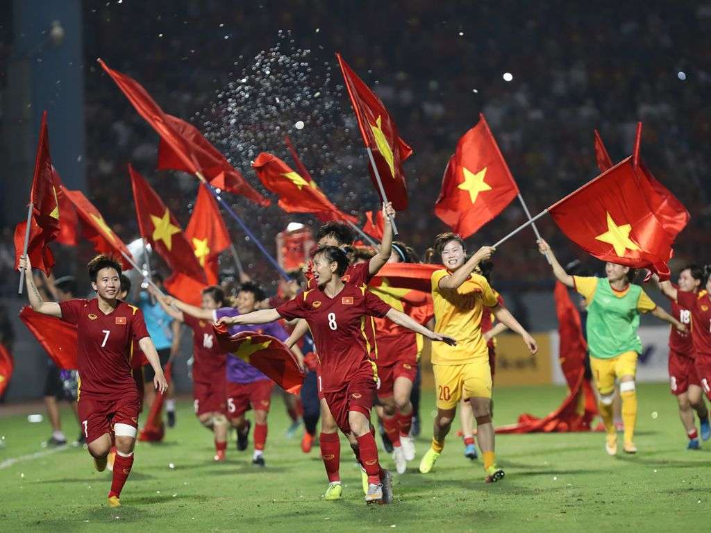 Bộ bóng đá thường có áo, quần, tất và giày